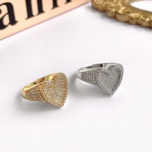 Exquisite Nahaufnahme von herzförmigen Ringen mit mikroversetzten Zirkonia-Steinen