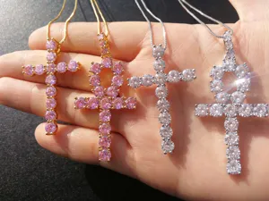 Primo piano di ciondoli a croce e ankh in zirconia 5mm in oro e argento alla moda