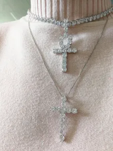 Dettaglio in primo piano di una collana tennis 5mm CZ con pendenti a croce e Ankh