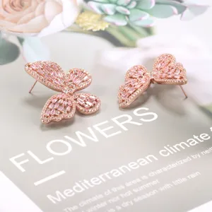 Nahaufnahme eleganter Schmetterling-Ohrringe in Roségold mit rosa Zirkonia-Mikropavé