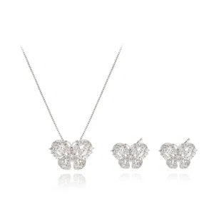 Detailansicht silbernes Schmetterling-Schmuckset mit Zirkonia-Halskette und Ohrringen