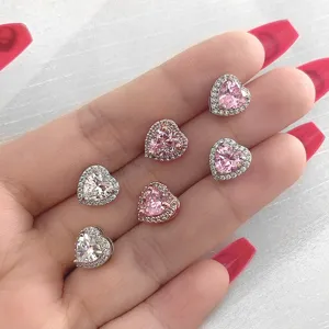 Detailaufnahme von funkelnden herzförmigen Ohrsteckern mit rosa und weißen Zirkonia