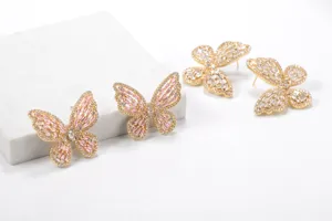 Nahaufnahme von funkelnden Schmetterlings-Ohrringen mit Zirkonia-Mikropflasterung.