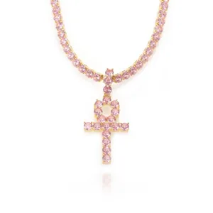 Dettaglio del ciondolo a croce Ankh placcato oro con scintillanti zirconi rosa