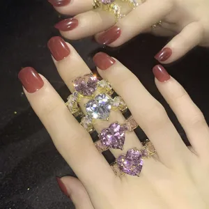 Exquisite Detailaufnahme von funkelnden herzförmigen Zirkonia-Ringen an der Hand