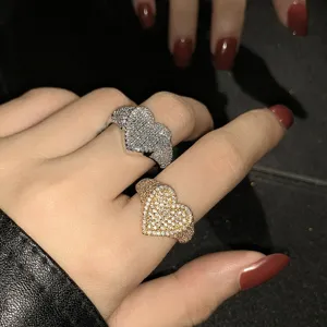 Detailansicht der silbernen und goldenen Herzringe mit Mikropavé-Zirkonia-Steinen