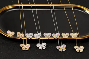 Detaillierte Ansicht funkelnder Schmetterlings-Schmucksets mit bunten Zirkoniasteinen