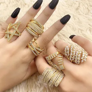 Close-up van gouden hiphop-ringen met fonkelende zirkonia op wit imitatiebont decoratie.