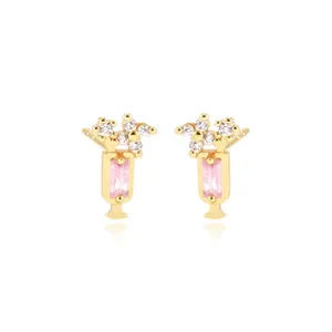 Elegante vergoldete Ohrstecker mit rosa Zirkonia und funkelnden floralen Kristallakzenten.