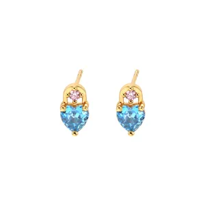 Vergoldete Herz-Ohrstecker mit blauen und rosa Zirkonia auf weißem Hintergrund