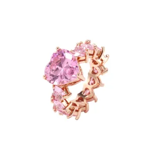 Eleganter Herzring in Roségold mit schimmernden rosa Zirkonia Herzsteinen besetzt
