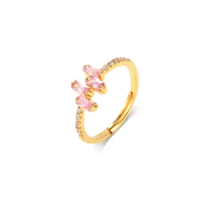 Eleganter vergoldeter Kupferring mit rosa Baguette-Zirkonia und verstellbarem Band.