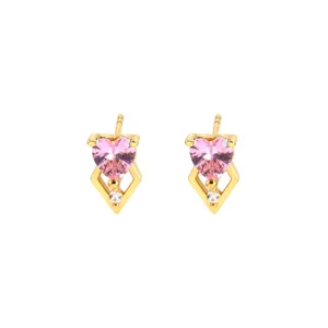 Elegante herzförmige Ohrstecker mit rosa Zirkonia und Vergoldung auf weißem Grund.