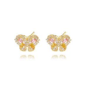 Elegante goldfarbene Schmetterlingsohrringe mit rosa und gelben Zirkonia.