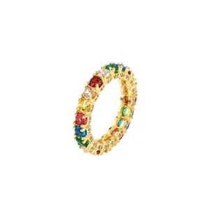Exquisiter vergoldeter Ewigkeitsring mit bunten Zirkonia-Steinen auf weißem Grund