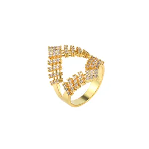 Creatieve geometrische hiphop ring met fonkelende zirkoniasteentjes in gouden afwerking