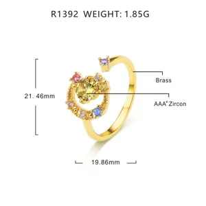 Abmessungen und Materialdetails des vergoldeten Rings mit bunten Zirkonia-Steinen.