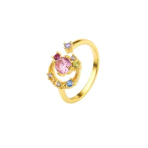 Eleganter vergoldeter offener Ring mit lebhaften mehrfarbigen Zirkoniasteinen besetzt