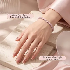 Primo piano di un elegante braccialetto tennis in quarzo rosa al polso con marmo e seta