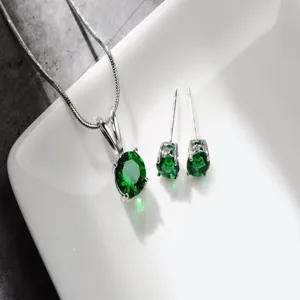 Elegante set di gioielli con collana con ciondolo e orecchini a lobo pietra verde.
