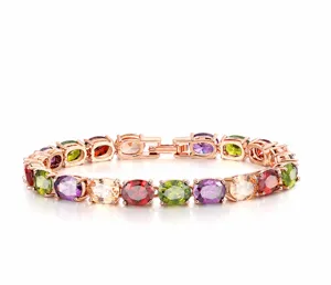 Detailansicht eines Armbands in Roségold mit lebendigen mehrfarbigen Kristallen im Ovalschliff.