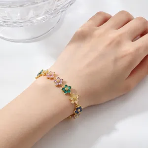 Elegante bracciale a fiori placcato oro 18K con zirconi colorati indossato da una modella.