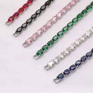 Makroansicht von sechs farbigen Zirkonia-Kupferarmbändern mit funkelndem Edelsteindesign.