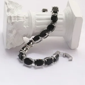 Nahaufnahme eines eleganten Damenarmbands mit schwarzen ovalen Schmucksteinen