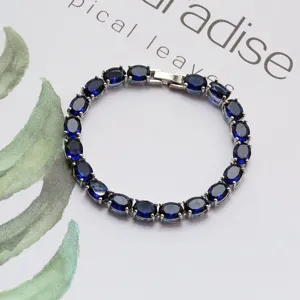 Detailansicht eines eleganten Tennisarmbands mit ovalen blauen Zirkonia und Silber