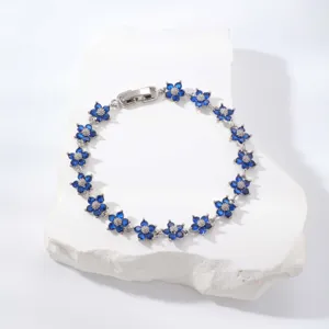 Elegante bracciale a fiori con zirconi blu e maglie in rame argentato, stile di lusso