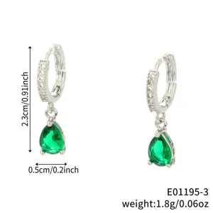 Eleganti orecchini a cerchio color argento con pendente a goccia in zircone verde.