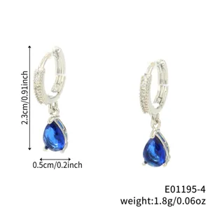 Orecchini a cerchio in argento con zirconi brillanti e ciondoli blu a goccia d'acqua.