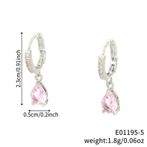 Orecchini a cerchio in argento minimalisti con pave chiaro e pendente in zircone rosa