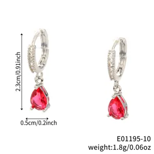 Orecchini a cerchio con pendente in zircone rosso a forma di goccia d'acqua
