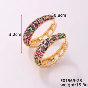 Primer plano de pendientes de aro ovalados con circonitas de colores, 3,2 cm alto y 0,8 cm ancho