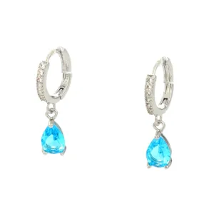 Eleganti orecchini pendenti in rame placcato oro bianco con pietre di zircone blu scintillanti.