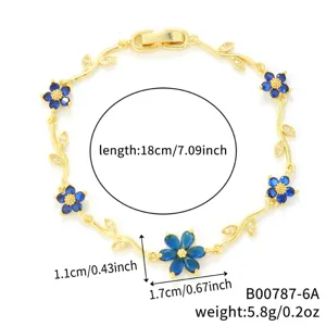Bracelet élégant en cuivre plaqué or avec fleurs en zircone bleue et breloques de feuilles