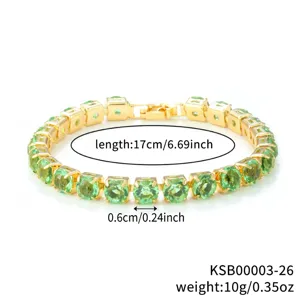 Detailansicht des grünen Zirkonia Tennisarmbands mit funkelnden runden Steinen in Gold.