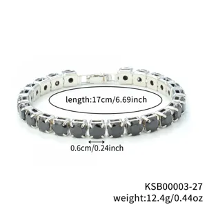 Nahaufnahme des silberfarbenen Armbands mit schwarzen Zirkoniasteinen und feiner Fassung.
