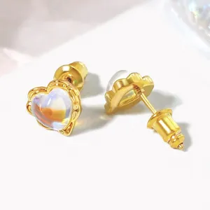 Detaillierte Nahaufnahme eleganter herzförmiger Mondstein-Ohrstecker mit 18k Vergoldung