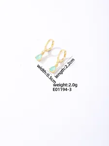 Squisite orecchini placcati in oro con zircone blu chiaro, elegante scatto di dettaglio.
