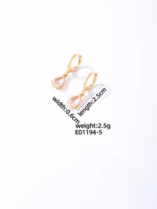 Orecchini pendenti dorati con zirconi rosa a goccia. Elegante accessorio di gioielleria moda.