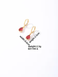 Orecchini a cerchio dorati con dettagli di pietre rosse a goccia scintillanti ed eleganti.