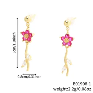 Detailmessungen von floralen Goldohrringen mit rosa und weißen Zirkonia