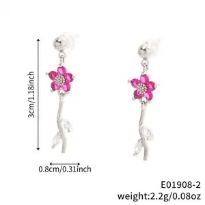 Detailansicht der rosa Blumenohrringe mit 3 cm Länge und Gewicht von 2,2 Gramm.