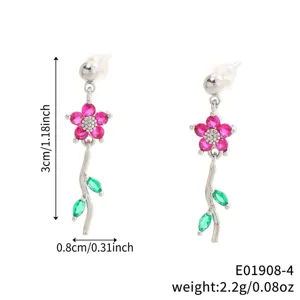 Nahaufnahme der Blumen-Zirkon-Ohrringe mit genauen Größen- und Gewichtsangaben