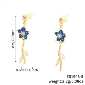 Detaillierte Makroaufnahme von Blumenohrringen mit blauem Zirkonia und Blattakzenten