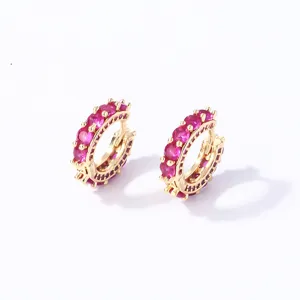 Eleganti orecchini a cerchio in rame dorato con incastonati zirconi rosa vibranti.