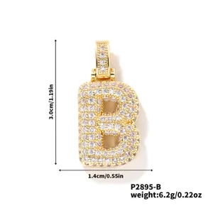 Détail du pendentif lettre B en zircon doré montrant les dimensions et le poids exact.