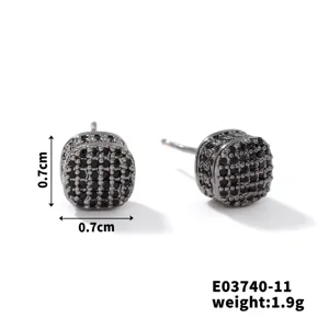 Nahaufnahme quadratischer schwarzer Zirkonia Ohrstecker, 0.7cm Grösse und Textur zeigend.